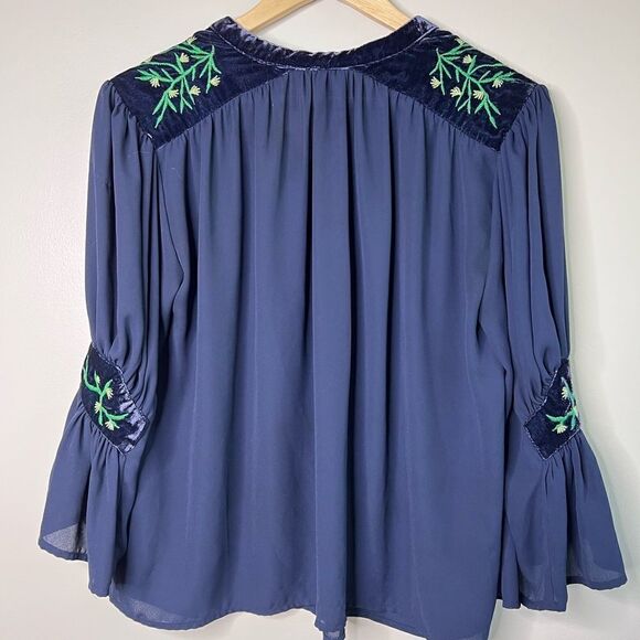 Crown and ivy navy blue embroidered tunic top size small - Picture 2 of 4